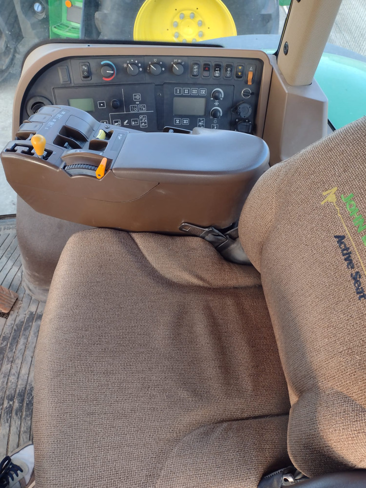 JOHN DEERE 8230 - Traktor: slika JOHN DEERE 8230 - Traktor JOHN DEERE 8230 - Traktor: slika JOHN DEERE 8230 - Traktor