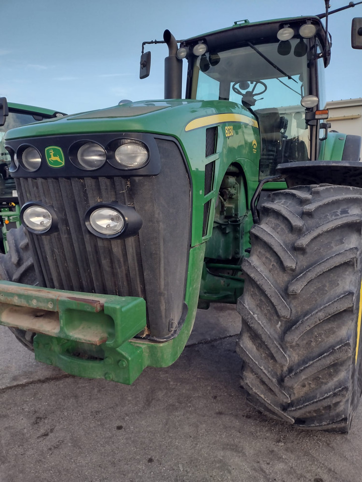 JOHN DEERE 8230 - Traktor: slika JOHN DEERE 8230 - Traktor JOHN DEERE 8230 - Traktor: slika JOHN DEERE 8230 - Traktor