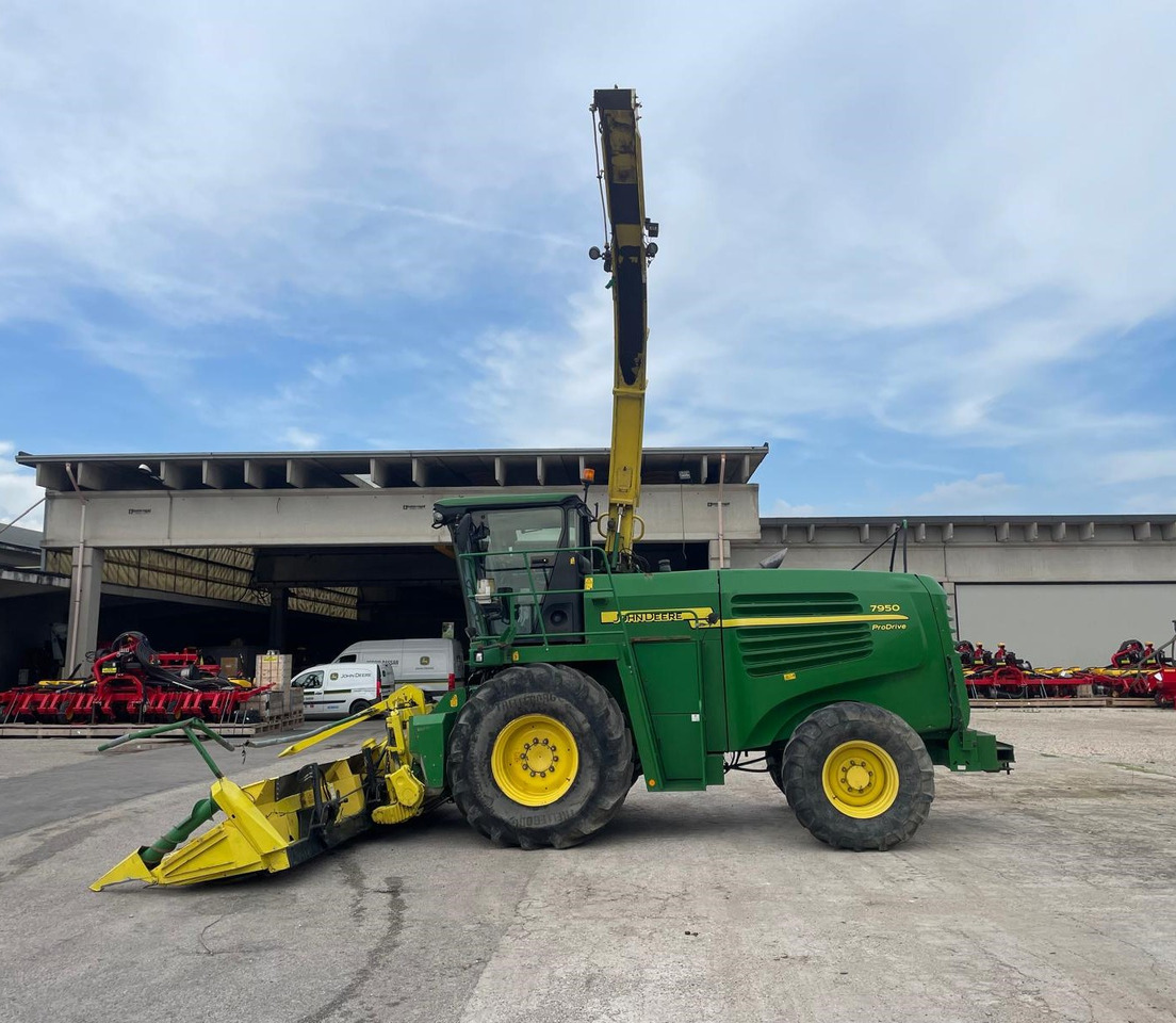 JOHN DEERE TRINCIA 7950 - Silažni kombajn: slika JOHN DEERE TRINCIA 7950 - Silažni kombajn JOHN DEERE TRINCIA 7950 - Silažni kombajn: slika JOHN DEERE TRINCIA 7950 - Silažni kombajn