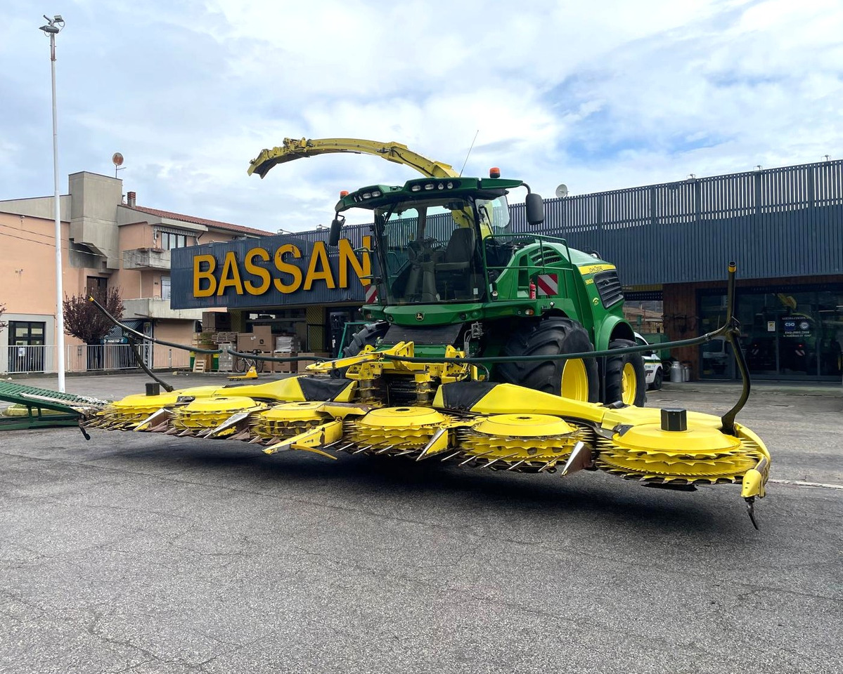 JOHN DEERE TRINCIA 9900i - Silažni kombajn: slika JOHN DEERE TRINCIA 9900i - Silažni kombajn JOHN DEERE TRINCIA 9900i - Silažni kombajn: slika JOHN DEERE TRINCIA 9900i - Silažni kombajn