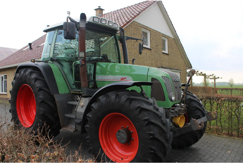 Fendt FAVORIT 711 VARIO 711 Vario met fronthef en frontaftakas - Traktor: slika Fendt FAVORIT 711 VARIO 711 Vario met fronthef en frontaftakas - Traktor Fendt FAVORIT 711 VARIO 711 Vario met fronthef en frontaftakas - Traktor: slika Fendt FAVORIT 711 VARIO 711 Vario met fronthef en frontaftakas - Traktor