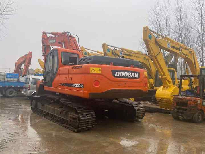 High Quality Doosan Big Size Excavator , Doosan 30ton Dx300lc Digging Machine , Doosan Excavator for Sale - Bager gusjeničar: slika High Quality Doosan Big Size Excavator , Doosan 30ton Dx300lc Digging Machine , Doosan Excavator for Sale - Bager gusjeničar High Quality Doosan Big Size Excavator , Doosan 30ton Dx300lc Digging Machine , Doosan Excavator for Sale - Bager gusjeničar: slika High Quality Doosan Big Size Excavator , Doosan 30ton Dx300lc Digging Machine , Doosan Excavator for Sale - Bager gusjeničar
