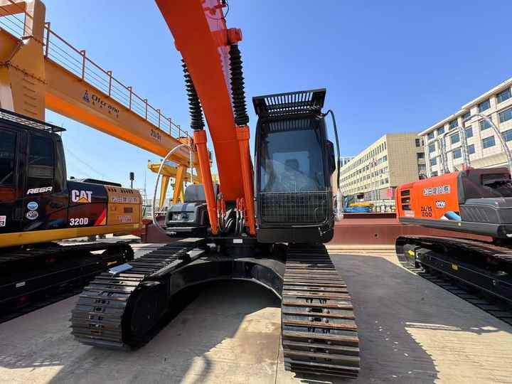 Second Hand Japan Brand Hitachi Zx200 Excavator for Sale Original Hitachi 20tons Medium Excavator in Stock - Bager: slika Second Hand Japan Brand Hitachi Zx200 Excavator for Sale Original Hitachi 20tons Medium Excavator in Stock - Bager Second Hand Japan Brand Hitachi Zx200 Excavator for Sale Original Hitachi 20tons Medium Excavator in Stock - Bager: slika Second Hand Japan Brand Hitachi Zx200 Excavator for Sale Original Hitachi 20tons Medium Excavator in Stock - Bager