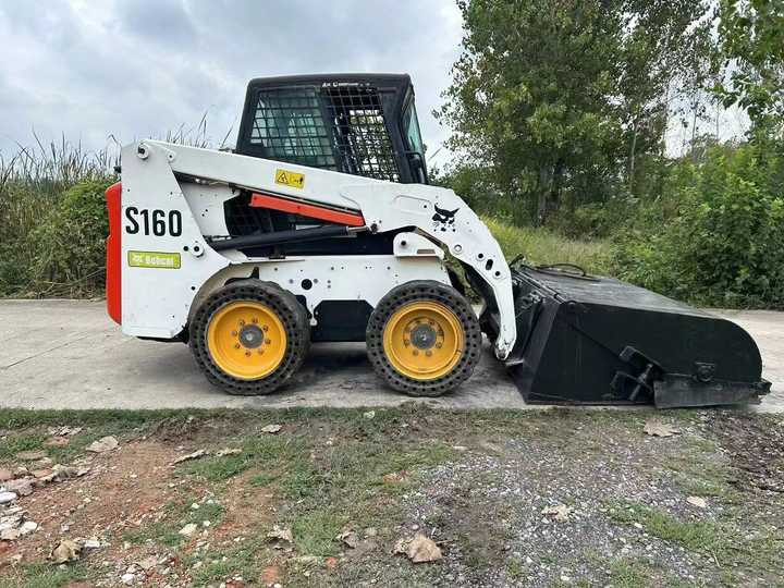 USED BOBCAT S160 Skid-steer Loader with Very Good Performance Is for Sale at a Low Price. - Mini utovarivač: slika USED BOBCAT S160 Skid-steer Loader with Very Good Performance Is for Sale at a Low Price. - Mini utovarivač USED BOBCAT S160 Skid-steer Loader with Very Good Performance Is for Sale at a Low Price. - Mini utovarivač: slika USED BOBCAT S160 Skid-steer Loader with Very Good Performance Is for Sale at a Low Price. - Mini utovarivač