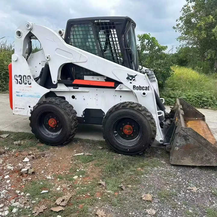 Very Good Machine Used Skid Wheel Loader Bobcat S300 for Sale - Mini utovarivač: slika Very Good Machine Used Skid Wheel Loader Bobcat S300 for Sale - Mini utovarivač Very Good Machine Used Skid Wheel Loader Bobcat S300 for Sale - Mini utovarivač: slika Very Good Machine Used Skid Wheel Loader Bobcat S300 for Sale - Mini utovarivač