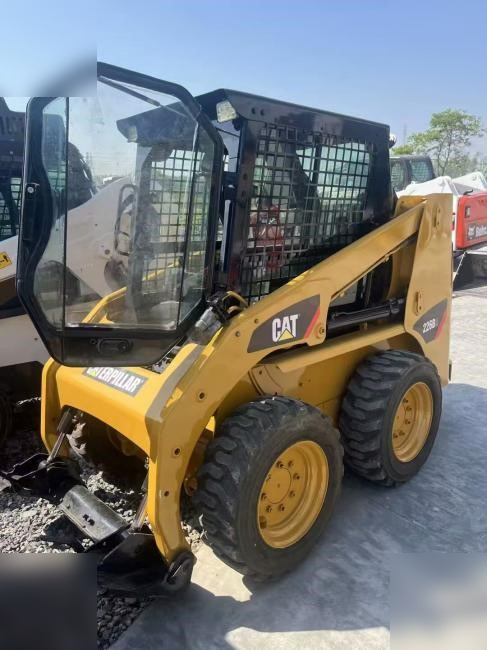 CATERPILLAR 226B3 - Mini utovarivač: slika CATERPILLAR 226B3 - Mini utovarivač CATERPILLAR 226B3 - Mini utovarivač: slika CATERPILLAR 226B3 - Mini utovarivač