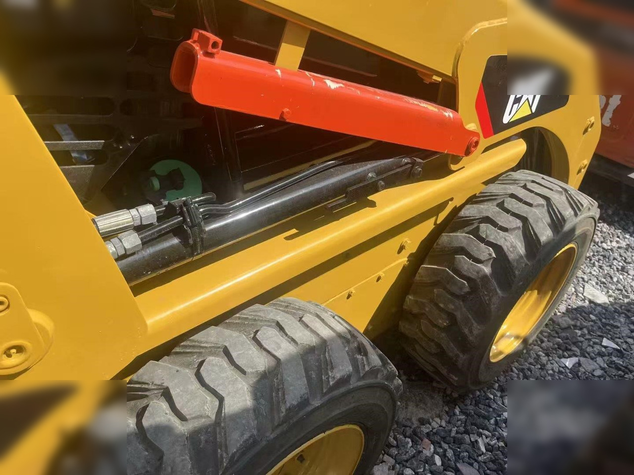 CATERPILLAR 226B3 - Mini utovarivač: slika CATERPILLAR 226B3 - Mini utovarivač CATERPILLAR 226B3 - Mini utovarivač: slika CATERPILLAR 226B3 - Mini utovarivač