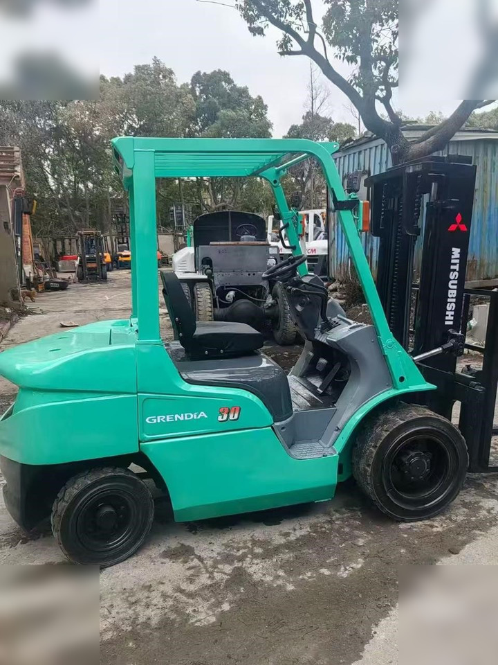 MITSUBISHI FD18 - Diesel viličar: slika MITSUBISHI FD18 - Diesel viličar MITSUBISHI FD18 - Diesel viličar: slika MITSUBISHI FD18 - Diesel viličar