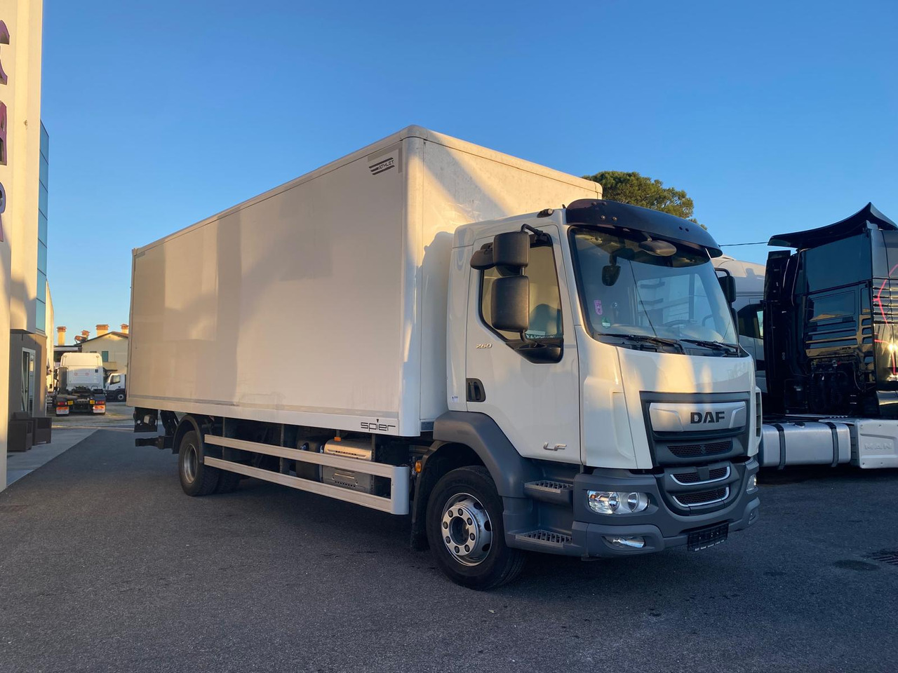 DAF LF 260 FA - Kamion sandučar: slika DAF LF 260 FA - Kamion sandučar DAF LF 260 FA - Kamion sandučar: slika DAF LF 260 FA - Kamion sandučar