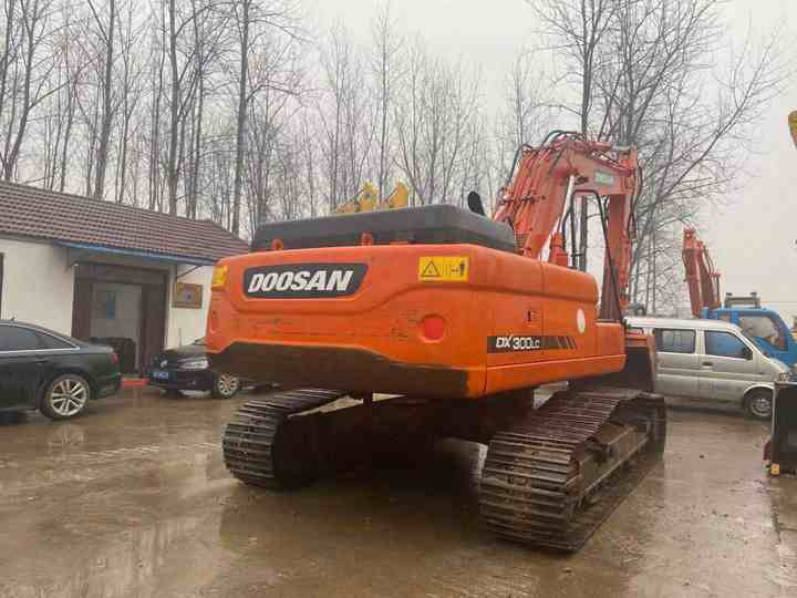 High Quality Doosan Big Size Excavator , Doosan 30ton Dx300lc Digging Machine , Doosan Excavator for Sale - Bager gusjeničar: slika High Quality Doosan Big Size Excavator , Doosan 30ton Dx300lc Digging Machine , Doosan Excavator for Sale - Bager gusjeničar High Quality Doosan Big Size Excavator , Doosan 30ton Dx300lc Digging Machine , Doosan Excavator for Sale - Bager gusjeničar: slika High Quality Doosan Big Size Excavator , Doosan 30ton Dx300lc Digging Machine , Doosan Excavator for Sale - Bager gusjeničar