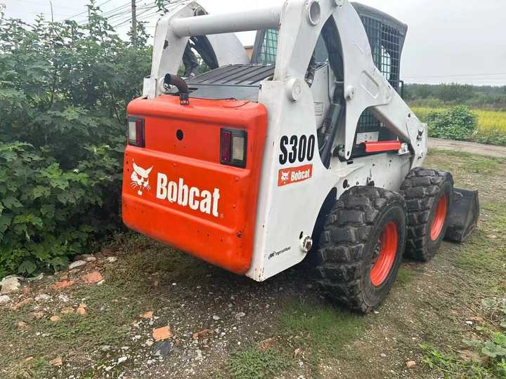 Second Hand BOBCAT S300 Skid-steer Loader with Very Good Performance Is for Sale at a Low Price - Mini utovarivač: slika Second Hand BOBCAT S300 Skid-steer Loader with Very Good Performance Is for Sale at a Low Price - Mini utovarivač Second Hand BOBCAT S300 Skid-steer Loader with Very Good Performance Is for Sale at a Low Price - Mini utovarivač: slika Second Hand BOBCAT S300 Skid-steer Loader with Very Good Performance Is for Sale at a Low Price - Mini utovarivač