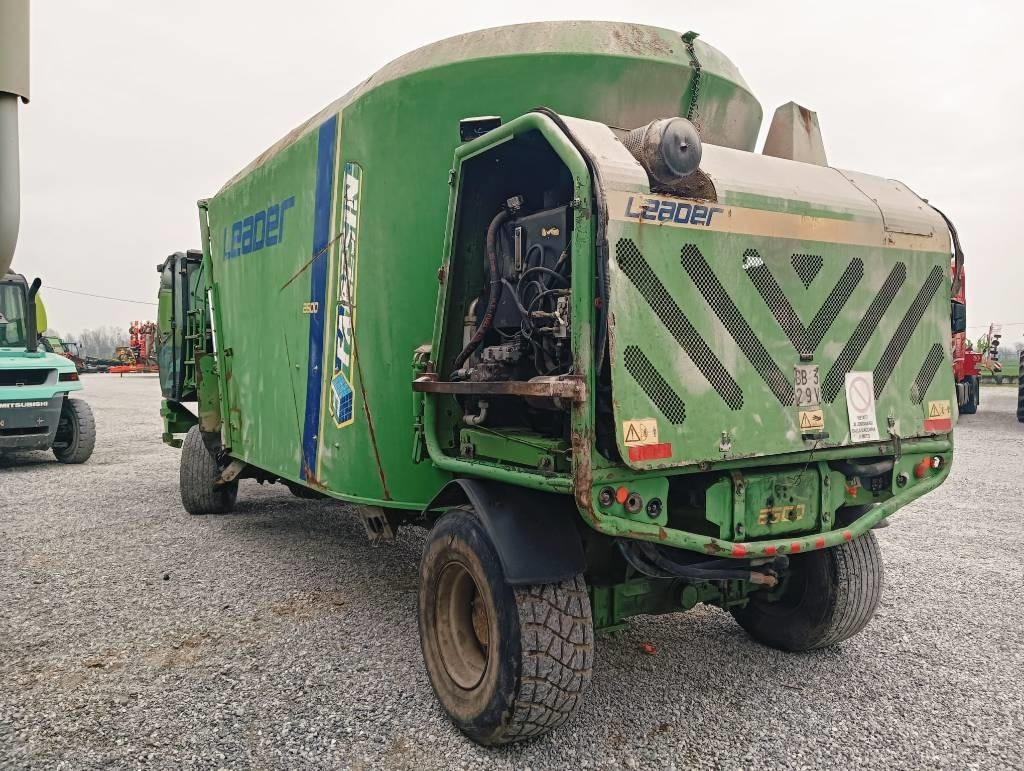 Faresin LEADER 2600 - Vagon-miješalica za krmivo: slika Faresin LEADER 2600 - Vagon-miješalica za krmivo Faresin LEADER 2600 - Vagon-miješalica za krmivo: slika Faresin LEADER 2600 - Vagon-miješalica za krmivo