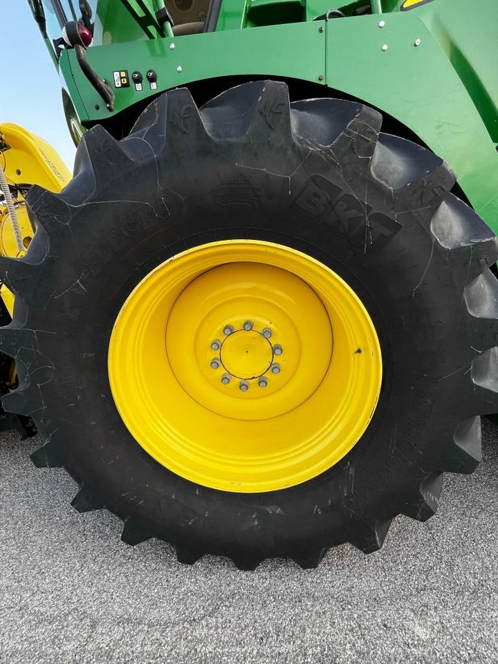 John Deere 8800 - Silažni kombajn: slika John Deere 8800 - Silažni kombajn John Deere 8800 - Silažni kombajn: slika John Deere 8800 - Silažni kombajn
