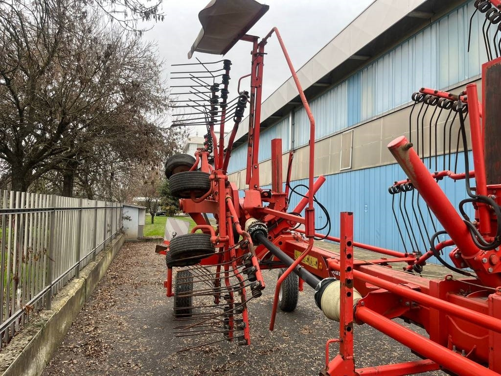 Kuhn 6520 - Prevrtač sijena/ Grabulje: slika Kuhn 6520 - Prevrtač sijena/ Grabulje Kuhn 6520 - Prevrtač sijena/ Grabulje: slika Kuhn 6520 - Prevrtač sijena/ Grabulje