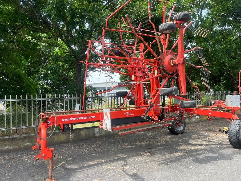 Kuhn GA 8121 - Prevrtač sijena/ Grabulje: slika Kuhn GA 8121 - Prevrtač sijena/ Grabulje Kuhn GA 8121 - Prevrtač sijena/ Grabulje: slika Kuhn GA 8121 - Prevrtač sijena/ Grabulje