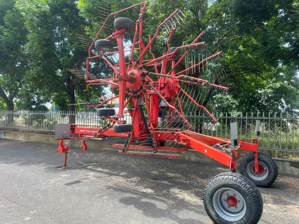 Kuhn GA 8121 - Prevrtač sijena/ Grabulje: slika Kuhn GA 8121 - Prevrtač sijena/ Grabulje Kuhn GA 8121 - Prevrtač sijena/ Grabulje: slika Kuhn GA 8121 - Prevrtač sijena/ Grabulje