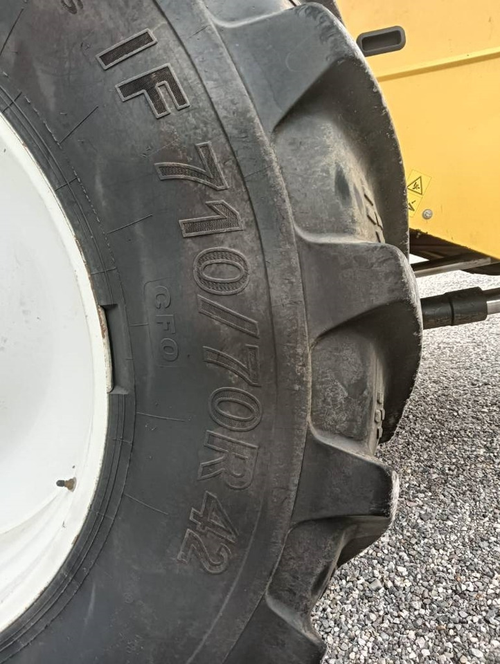 Kombajn za žetvu New Holland CR 7.90: slika Kombajn za žetvu New Holland CR 7.90