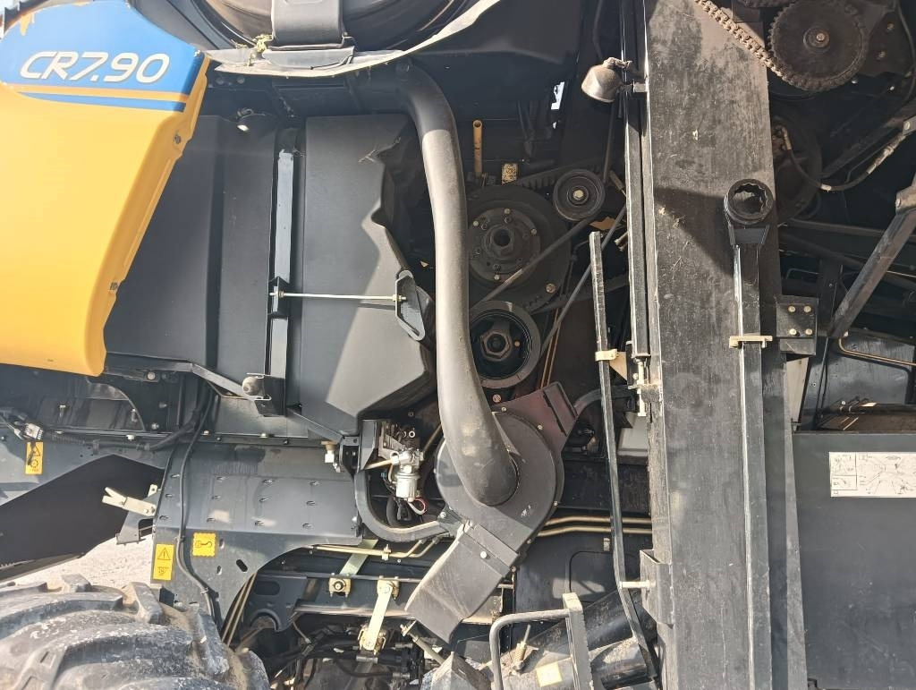 Kombajn za žetvu New Holland CR 7.90: slika Kombajn za žetvu New Holland CR 7.90