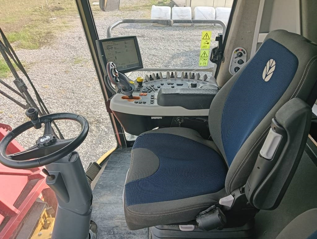 Kombajn za žetvu New Holland CR 7.90: slika Kombajn za žetvu New Holland CR 7.90