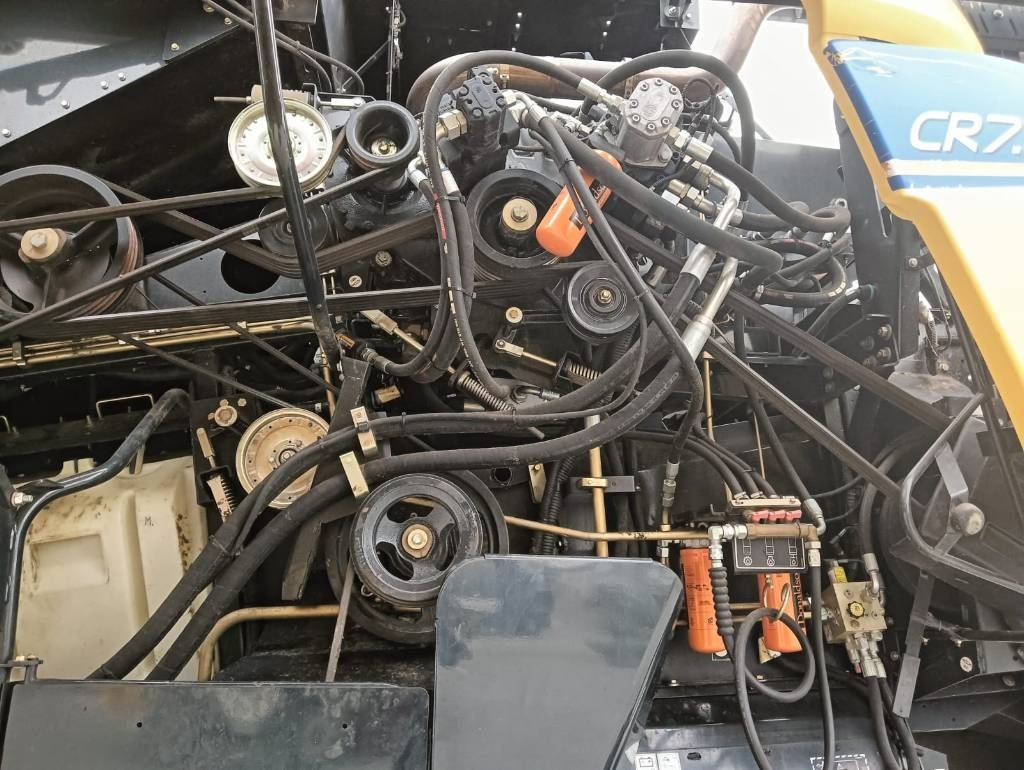 Kombajn za žetvu New Holland CR 7.90: slika Kombajn za žetvu New Holland CR 7.90