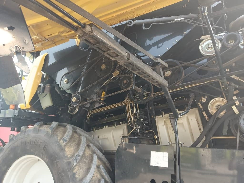 Kombajn za žetvu New Holland CR 7.90: slika Kombajn za žetvu New Holland CR 7.90