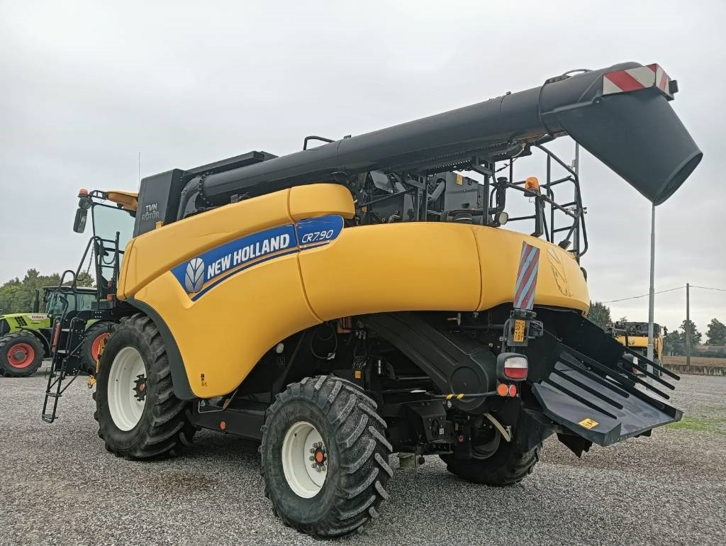 Kombajn za žetvu New Holland CR 7.90: slika Kombajn za žetvu New Holland CR 7.90