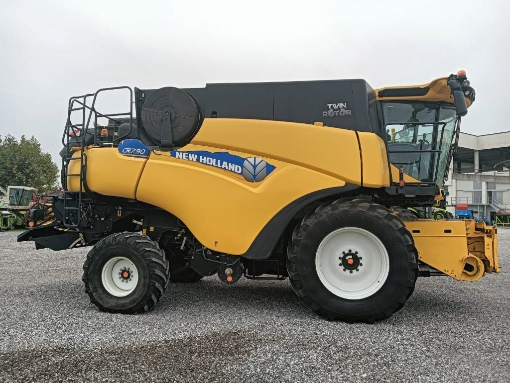 Kombajn za žetvu New Holland CR 7.90: slika Kombajn za žetvu New Holland CR 7.90