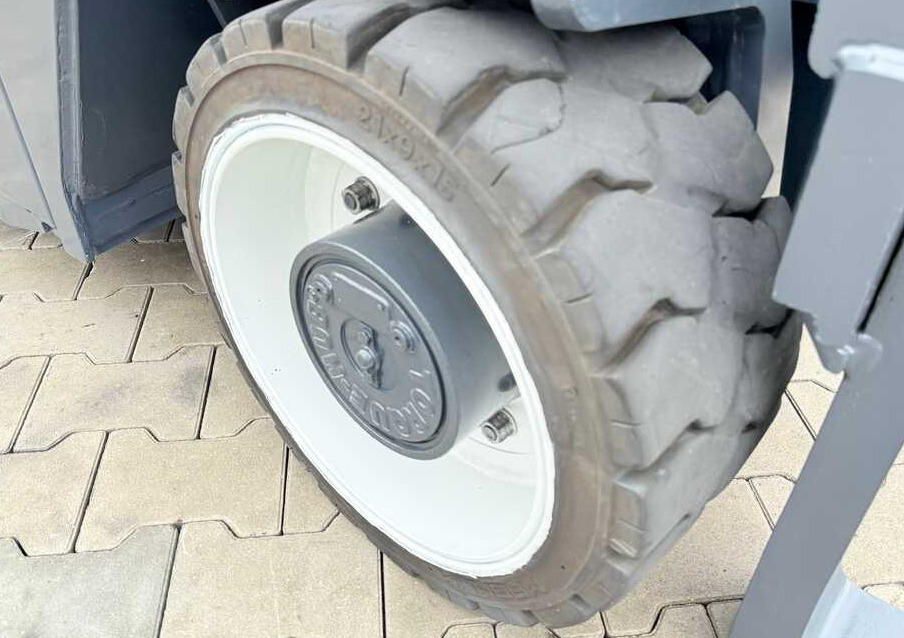 Combilift CBE4000 / TRIPLEX / 5200 / FREE-LIFT - 4-smjerni regalni viličar: slika Combilift CBE4000 / TRIPLEX / 5200 / FREE-LIFT - 4-smjerni regalni viličar Combilift CBE4000 / TRIPLEX / 5200 / FREE-LIFT - 4-smjerni regalni viličar: slika Combilift CBE4000 / TRIPLEX / 5200 / FREE-LIFT - 4-smjerni regalni viličar