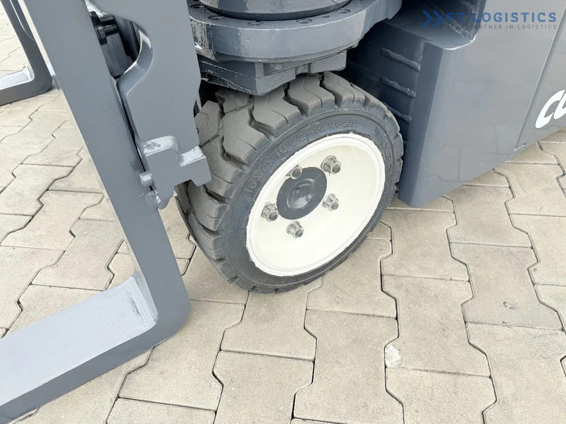 Combilift Combilift CBE2500 / TRIPLEX / 5500MM / FREE LIFT / ELECTRIC DRIVE / ONLY 2300 MTH / FORK POSITIONER / SIDE SHIFT / NEW TYRES / L - 4-smjerni regalni viličar: slika Combilift Combilift CBE2500 / TRIPLEX / 5500MM / FREE LIFT / ELECTRIC DRIVE / ONLY 2300 MTH / FORK POSITIONER / SIDE SHIFT / NEW TYRES / L - 4-smjerni regalni viličar Combilift Combilift CBE2500 / TRIPLEX / 5500MM / FREE LIFT / ELECTRIC DRIVE / ONLY 2300 MTH / FORK POSITIONER / SIDE SHIFT / NEW TYRES / L - 4-smjerni regalni viličar: slika Combilift Combilift CBE2500 / TRIPLEX / 5500MM / FREE LIFT / ELECTRIC DRIVE / ONLY 2300 MTH / FORK POSITIONER / SIDE SHIFT / NEW TYRES / L - 4-smjerni regalni viličar