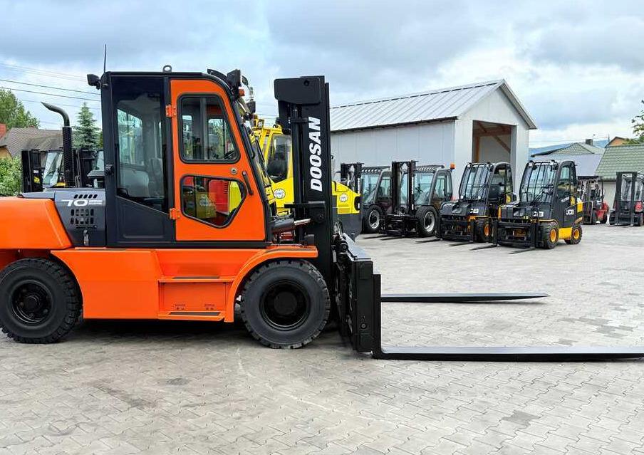 Doosan DOOSAN / DUPLEX 3000MM / SIDE SHIFT / FORK POSITIONER / 2500MM FORKS / 7000KG / CABIN / LIKE NEW - Diesel viličar: slika Doosan DOOSAN / DUPLEX 3000MM / SIDE SHIFT / FORK POSITIONER / 2500MM FORKS / 7000KG / CABIN / LIKE NEW - Diesel viličar Doosan DOOSAN / DUPLEX 3000MM / SIDE SHIFT / FORK POSITIONER / 2500MM FORKS / 7000KG / CABIN / LIKE NEW - Diesel viličar: slika Doosan DOOSAN / DUPLEX 3000MM / SIDE SHIFT / FORK POSITIONER / 2500MM FORKS / 7000KG / CABIN / LIKE NEW - Diesel viličar