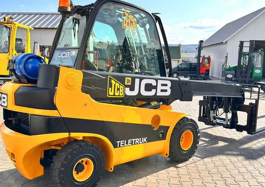 Teleskopski rukovatelj JCB TLT30G / GAS / 4100MM / FULL CABIN / FORK POSITIONER / LIKE NEW: slika Teleskopski rukovatelj JCB TLT30G / GAS / 4100MM / FULL CABIN / FORK POSITIONER / LIKE NEW