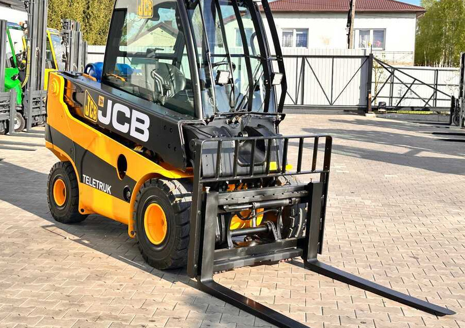 Teleskopski rukovatelj JCB TLT30G / GAS / 4100MM / FULL CABIN / FORK POSITIONER / LIKE NEW: slika Teleskopski rukovatelj JCB TLT30G / GAS / 4100MM / FULL CABIN / FORK POSITIONER / LIKE NEW