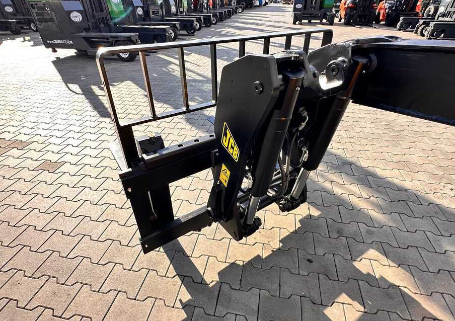 Teleskopski rukovatelj JCB TLT30G / GAS / 4100MM / FULL CABIN / FORK POSITIONER / LIKE NEW: slika Teleskopski rukovatelj JCB TLT30G / GAS / 4100MM / FULL CABIN / FORK POSITIONER / LIKE NEW