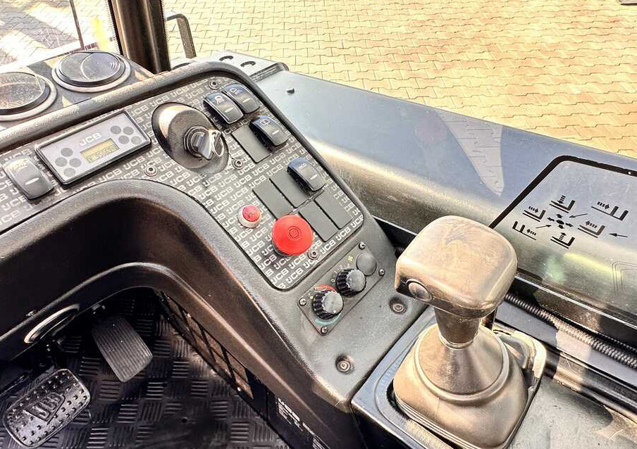 Teleskopski rukovatelj JCB TLT30G / GAS / 4100MM / FULL CABIN / FORK POSITIONER / LIKE NEW: slika Teleskopski rukovatelj JCB TLT30G / GAS / 4100MM / FULL CABIN / FORK POSITIONER / LIKE NEW