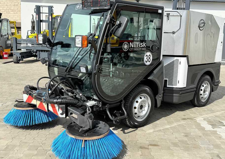 Nilfisk Nilfisk City Ranger 3500 – Articulated Municipal Sweeper | Year 2017 | On - Cestovna čistilica: slika Nilfisk Nilfisk City Ranger 3500 – Articulated Municipal Sweeper | Year 2017 | On - Cestovna čistilica Nilfisk Nilfisk City Ranger 3500 – Articulated Municipal Sweeper | Year 2017 | On - Cestovna čistilica: slika Nilfisk Nilfisk City Ranger 3500 – Articulated Municipal Sweeper | Year 2017 | On - Cestovna čistilica