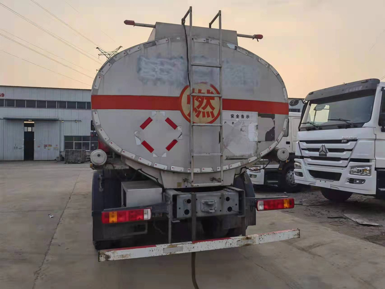 HOWO 20 cubic meters - Kamion cisterna: slika HOWO 20 cubic meters - Kamion cisterna HOWO 20 cubic meters - Kamion cisterna: slika HOWO 20 cubic meters - Kamion cisterna