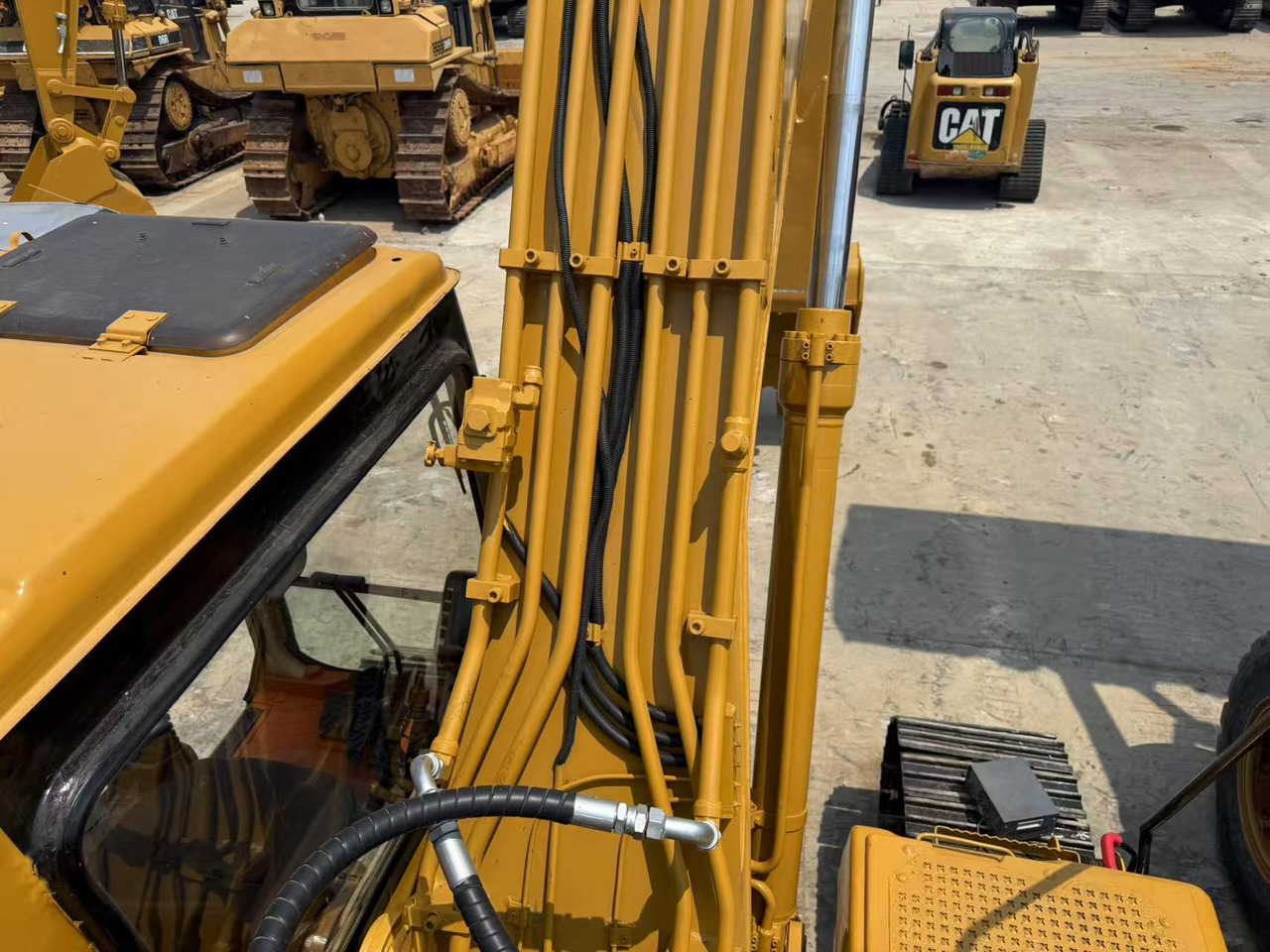 Bager gusjeničar CATERPILLAR CRAWLER EXCAVATOR CAT 320B in Low Price for Hot Sale: slika Bager gusjeničar CATERPILLAR CRAWLER EXCAVATOR CAT 320B in Low Price for Hot Sale