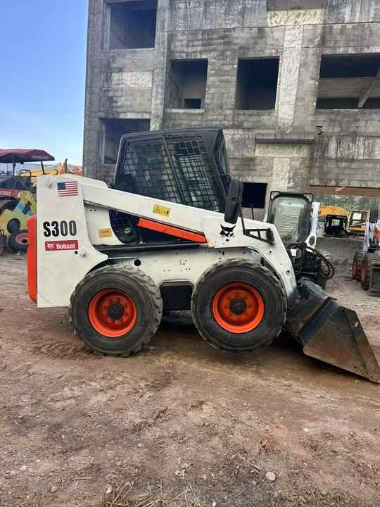 Second Hand BOBCAT S300 Skid-steer Loader with Very Good Performance Is for Sale at a Low Price - Mini utovarivač: slika Second Hand BOBCAT S300 Skid-steer Loader with Very Good Performance Is for Sale at a Low Price - Mini utovarivač Second Hand BOBCAT S300 Skid-steer Loader with Very Good Performance Is for Sale at a Low Price - Mini utovarivač: slika Second Hand BOBCAT S300 Skid-steer Loader with Very Good Performance Is for Sale at a Low Price - Mini utovarivač