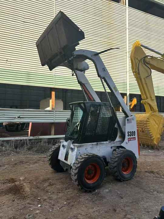 Second Hand BOBCAT S300 Skid-steer Loader with Very Good Performance Is for Sale at a Low Price - Mini utovarivač: slika Second Hand BOBCAT S300 Skid-steer Loader with Very Good Performance Is for Sale at a Low Price - Mini utovarivač Second Hand BOBCAT S300 Skid-steer Loader with Very Good Performance Is for Sale at a Low Price - Mini utovarivač: slika Second Hand BOBCAT S300 Skid-steer Loader with Very Good Performance Is for Sale at a Low Price - Mini utovarivač