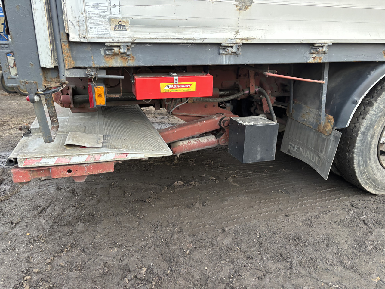 RENAULT Premium 260 - Kamion s ceradom: slika RENAULT Premium 260 - Kamion s ceradom RENAULT Premium 260 - Kamion s ceradom: slika RENAULT Premium 260 - Kamion s ceradom