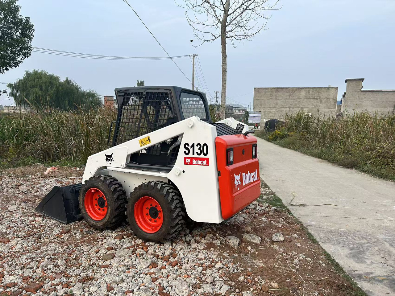 BOBCAT S130 - Mini utovarivač: slika BOBCAT S130 - Mini utovarivač BOBCAT S130 - Mini utovarivač: slika BOBCAT S130 - Mini utovarivač
