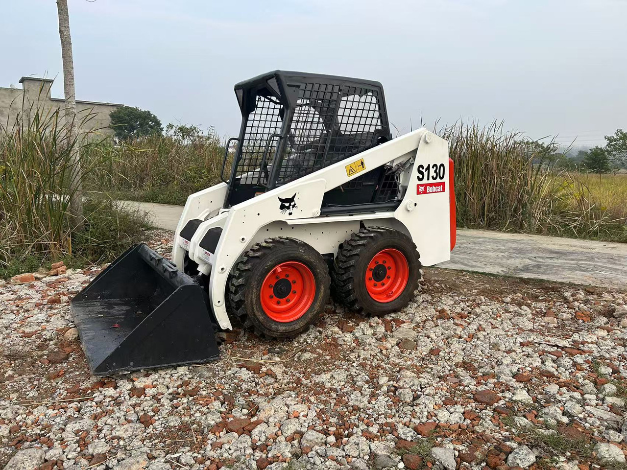 BOBCAT S130 - Mini utovarivač: slika BOBCAT S130 - Mini utovarivač BOBCAT S130 - Mini utovarivač: slika BOBCAT S130 - Mini utovarivač