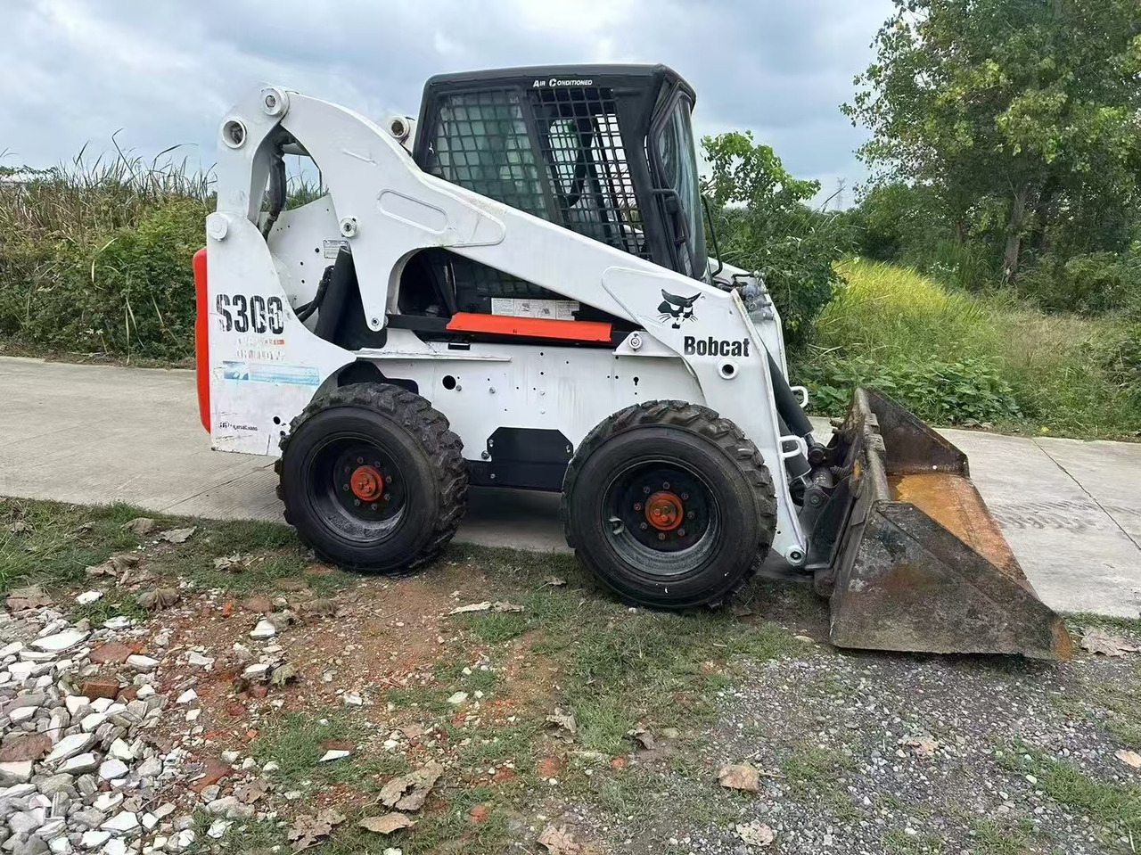 BOBCAT S300 - Mini utovarivač: slika BOBCAT S300 - Mini utovarivač BOBCAT S300 - Mini utovarivač: slika BOBCAT S300 - Mini utovarivač