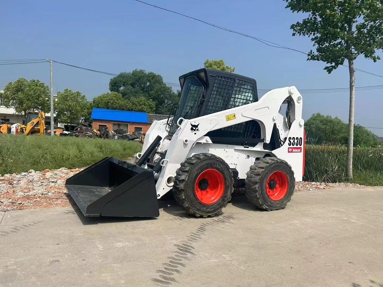 BOBCAT S330 - Mini utovarivač: slika BOBCAT S330 - Mini utovarivač BOBCAT S330 - Mini utovarivač: slika BOBCAT S330 - Mini utovarivač