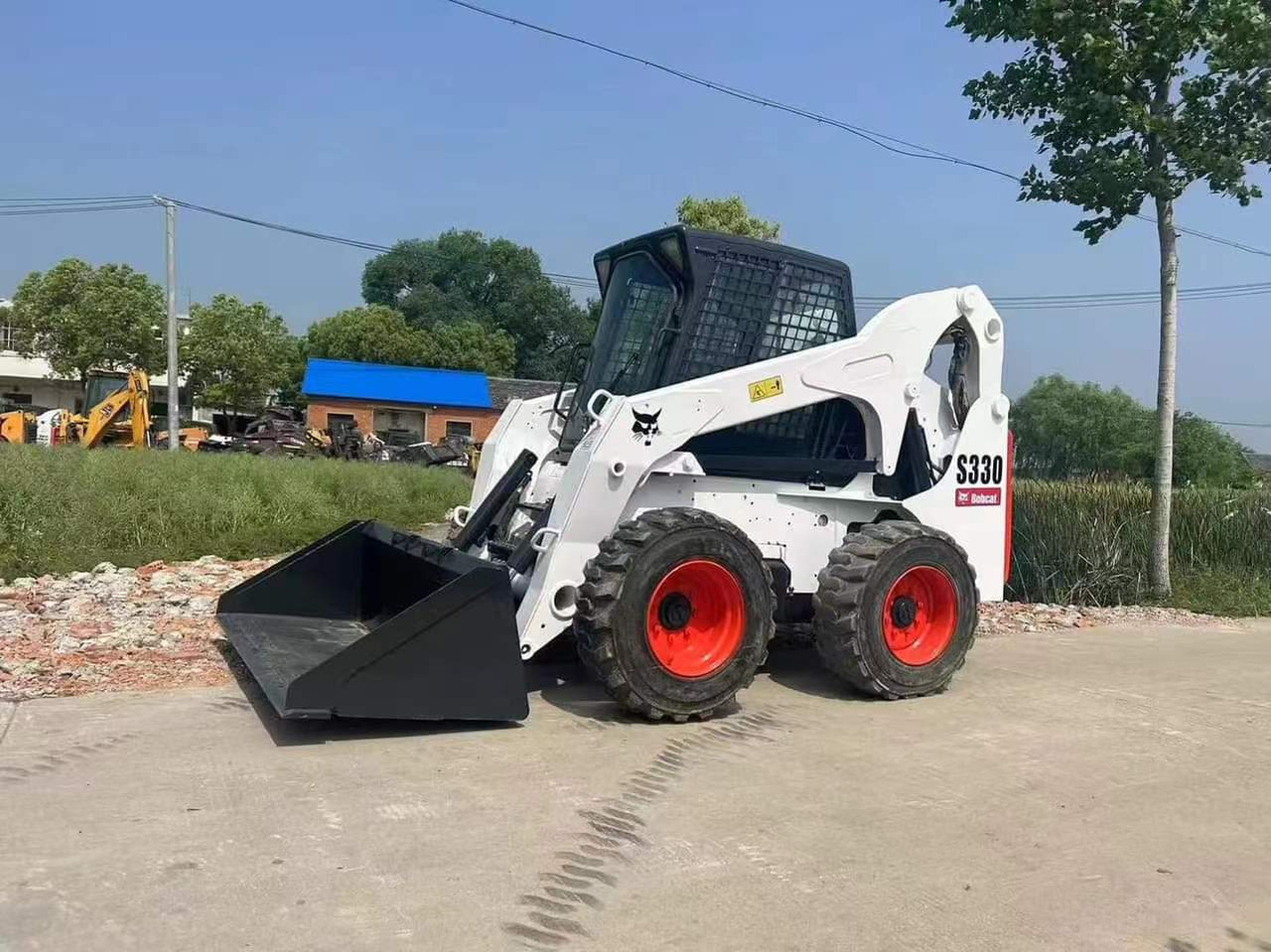 BOBCAT S330 - Mini utovarivač: slika BOBCAT S330 - Mini utovarivač BOBCAT S330 - Mini utovarivač: slika BOBCAT S330 - Mini utovarivač