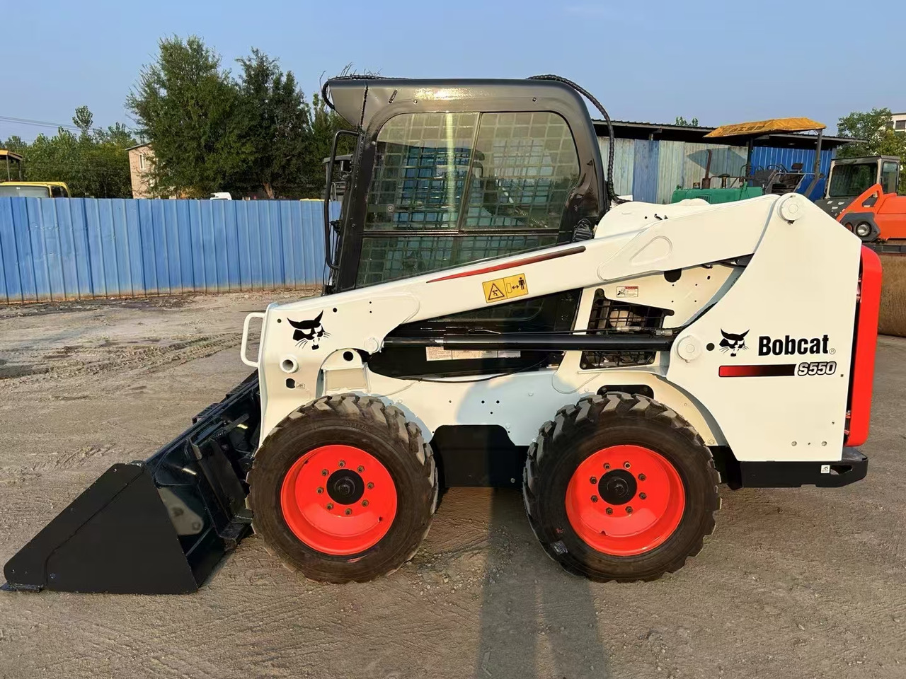 BOBCAT S550 - Mini utovarivač: slika BOBCAT S550 - Mini utovarivač BOBCAT S550 - Mini utovarivač: slika BOBCAT S550 - Mini utovarivač