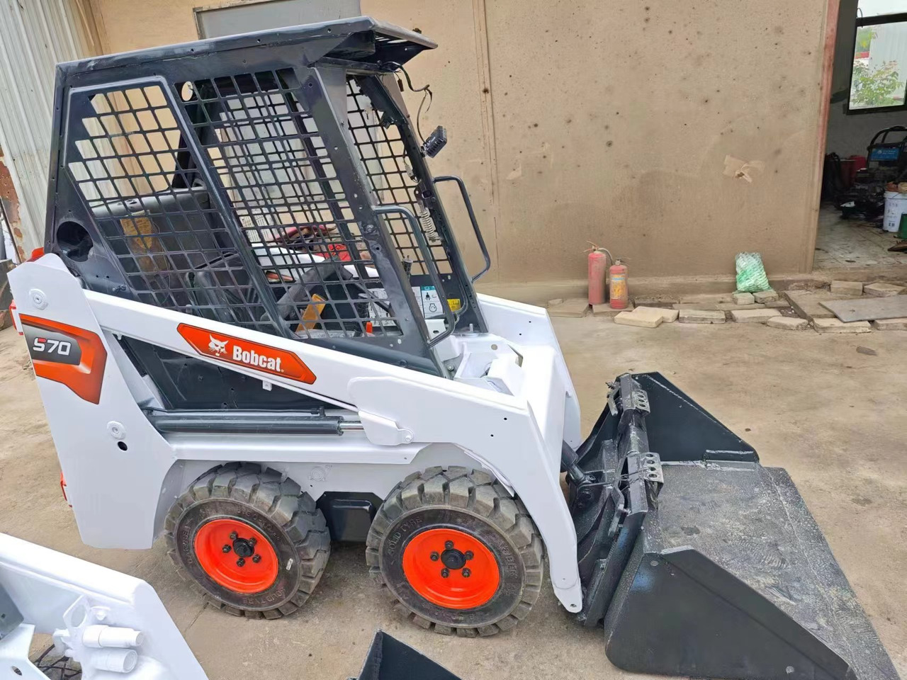 BOBCAT S70 - Mini utovarivač: slika BOBCAT S70 - Mini utovarivač BOBCAT S70 - Mini utovarivač: slika BOBCAT S70 - Mini utovarivač
