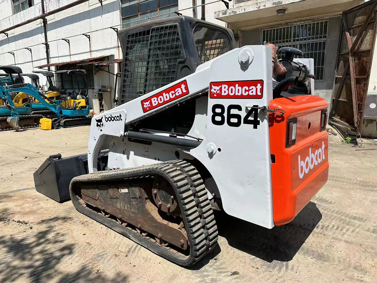 BOBCAT T864 - Mini utovarivač: slika BOBCAT T864 - Mini utovarivač BOBCAT T864 - Mini utovarivač: slika BOBCAT T864 - Mini utovarivač