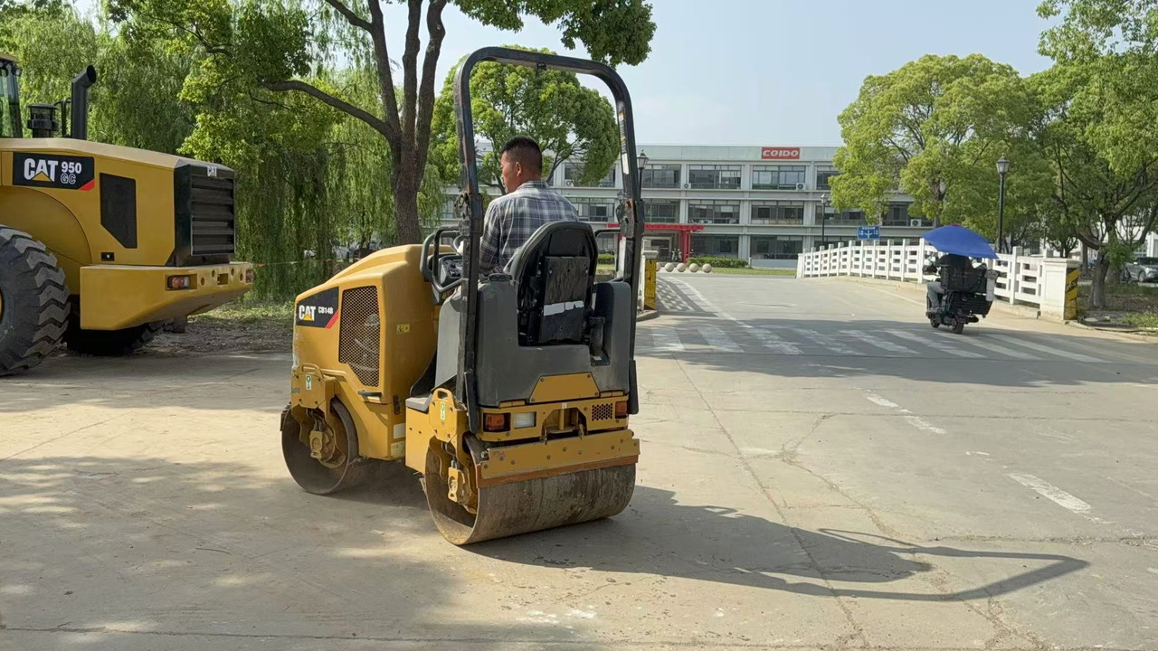 CATERPILLAR CB14B - Cestovni valjak: slika CATERPILLAR CB14B - Cestovni valjak CATERPILLAR CB14B - Cestovni valjak: slika CATERPILLAR CB14B - Cestovni valjak