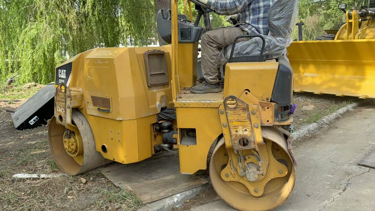 CATERPILLAR CB24B - Cestovni valjak: slika CATERPILLAR CB24B - Cestovni valjak CATERPILLAR CB24B - Cestovni valjak: slika CATERPILLAR CB24B - Cestovni valjak